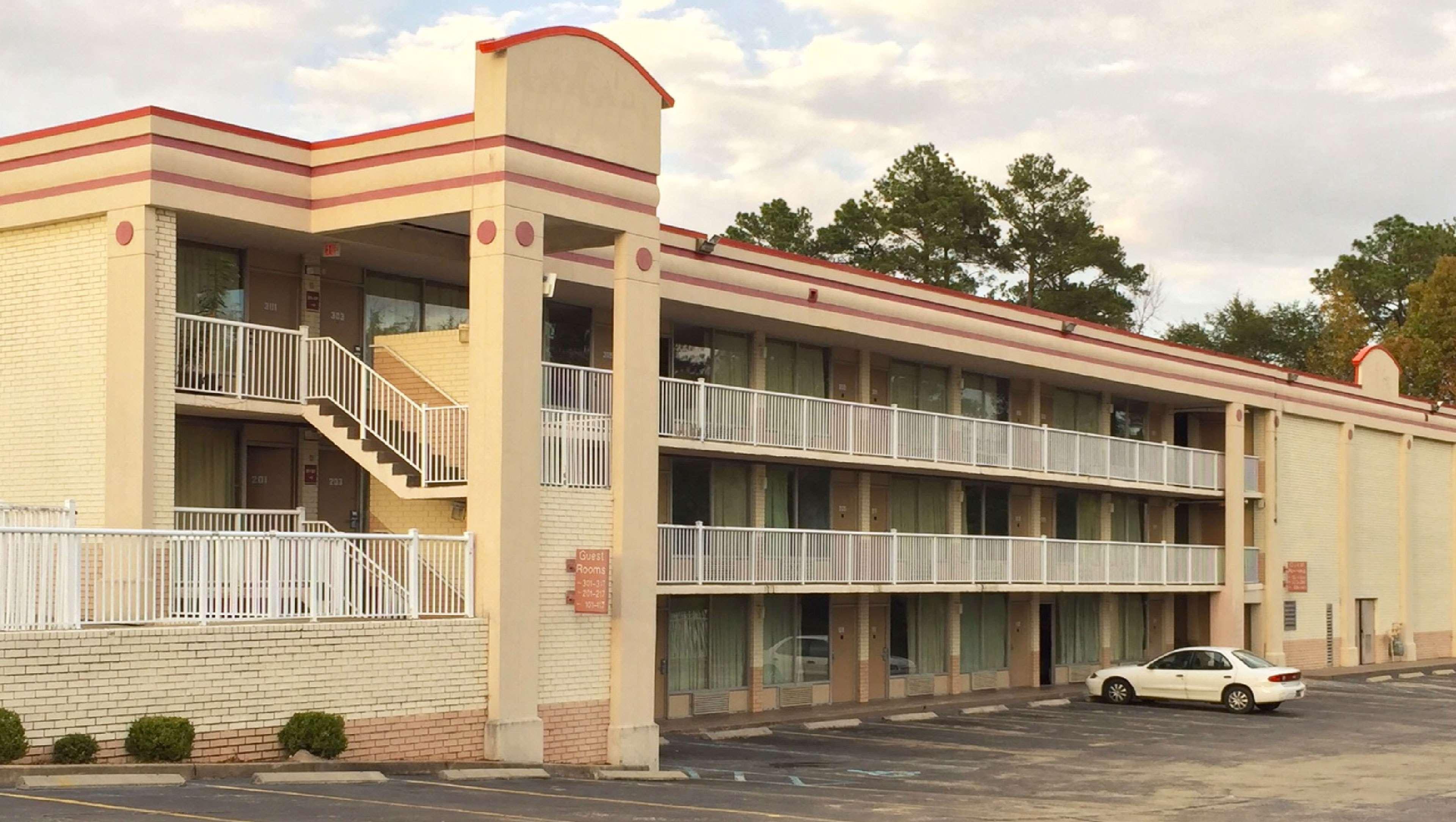 Magnuson Hotel Columbia Exterior photo